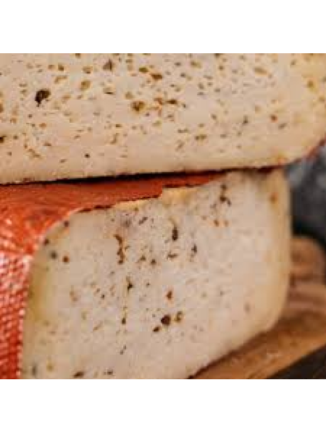 Сыр твёрдый с пажитником и сушёными помидорами 0.25 кг
